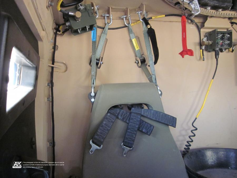 Детали интерьера Oshkosh M-ATV 2009 года  (фото 342 из 676)